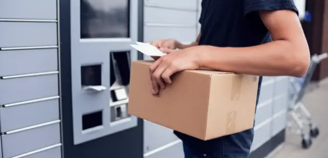 Mensajero entregando notificación física certificada